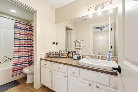 Bath - 913 Christopher Ln, Pasco, WA 99301 photo 5 of 5