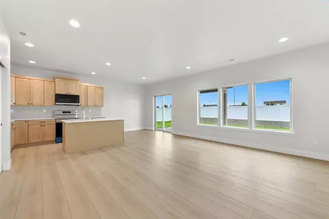 Living - 5904 Redtail Dr, Pasco, WA 99301 photo 7 of 7