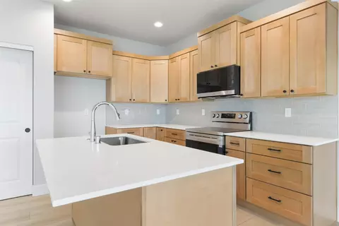 Kitchen - 5904 Redtail Dr, Pasco, WA 99301 photo 2 of 3