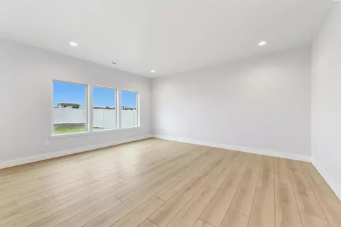 Living - 5904 Redtail Dr, Pasco, WA 99301 photo 2 of 7