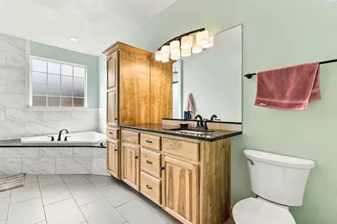 Bath - 6205 Melville Rd, Pasco, WA 99301 photo 2 of 4