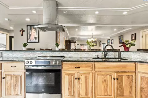 Kitchen - 6205 Melville Rd, Pasco, WA 99301 photo 4 of 6