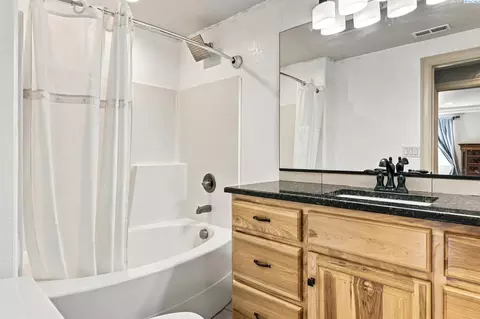 Bath - 6205 Melville Rd, Pasco, WA 99301 photo 1 of 4