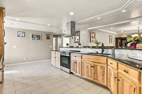Kitchen - 6205 Melville Rd, Pasco, WA 99301 photo 2 of 6