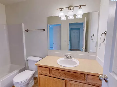 Bath - 1930 NW Valhalla Dr, Pullman, WA 99163 photo 1 of 2