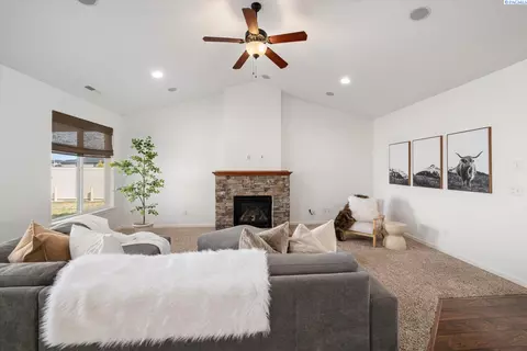 Living - 9003 Durham Ct, Pasco, WA 99301 photo 2 of 3