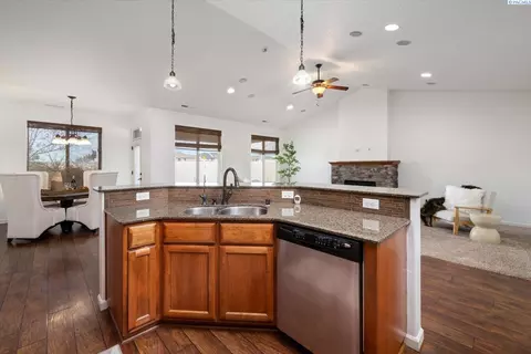 Kitchen - 9003 Durham Ct, Pasco, WA 99301 photo 2 of 4