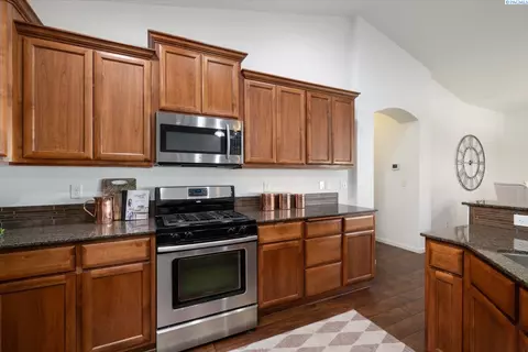Kitchen - 9003 Durham Ct, Pasco, WA 99301 photo 3 of 4