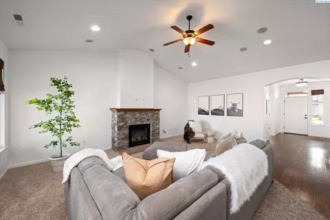 Living - 9003 Durham Ct, Pasco, WA 99301 photo 3 of 3