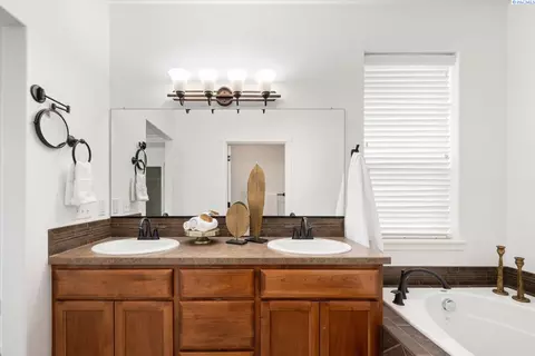 Bath - 9003 Durham Ct, Pasco, WA 99301 photo 5 of 5