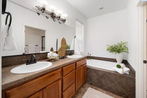 Bath - 9003 Durham Ct, Pasco, WA 99301 photo 2 of 5