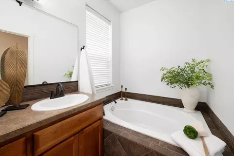 Bath - 9003 Durham Ct, Pasco, WA 99301 photo 3 of 5