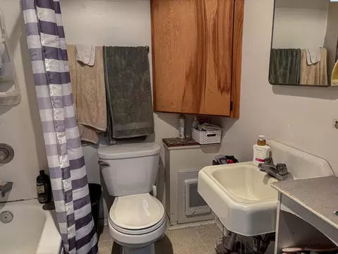 Bath - 1305 NE Williams St, Pullman, WA 99163 photo 2 of 2