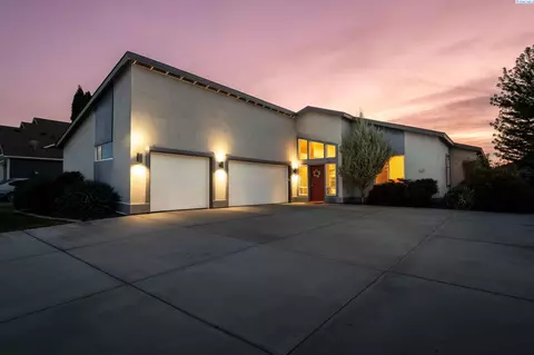 621 Pinnacle Dr, West Richland, WA 99353