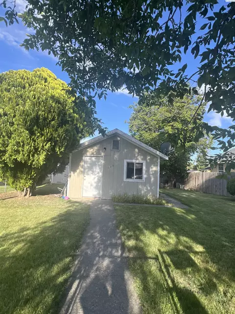 209 G Ave, Grandview, WA 98930