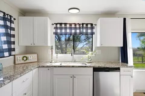 Kitchen - 351 W Eltopia W, Eltopia, WA 99330 photo 5 of 6