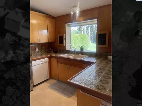 Kitchen - 9013 Franklin Rd, Pasco, WA 99301 photo 4 of 4
