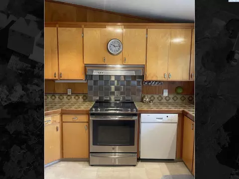 Kitchen - 9013 Franklin Rd, Pasco, WA 99301 photo 2 of 4