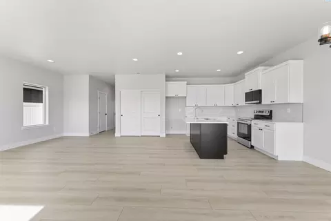 Living - 5816 Redtail Dr, Pasco, WA 99301 photo 6 of 9
