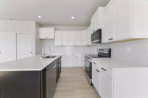 Kitchen - 5816 Redtail Dr, Pasco, WA 99301 photo 2 of 3