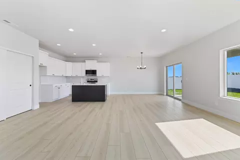 Living - 5816 Redtail Dr, Pasco, WA 99301 photo 2 of 9