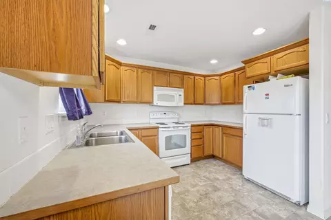 Kitchen - 1438 SW Lost Trl, Pullman, WA 99163 photo 3 of 3