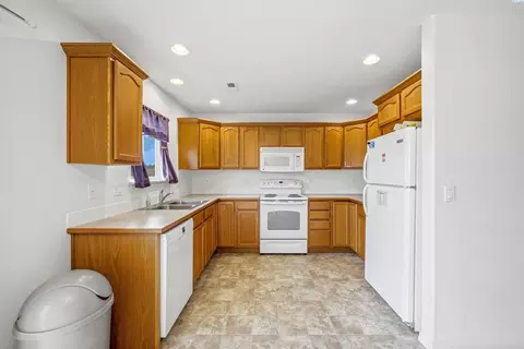 Kitchen - 1438 SW Lost Trl, Pullman, WA 99163 photo 1 of 3