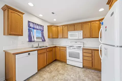 Kitchen - 1438 SW Lost Trl, Pullman, WA 99163 photo 2 of 3