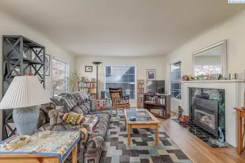 Living - 415 SE Water St, Pullman, WA 99163 photo 1 of 4