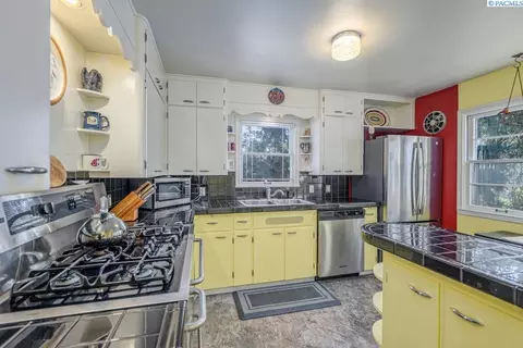Kitchen - 415 SE Water St, Pullman, WA 99163 photo 1 of 4