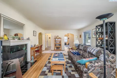 Living - 415 SE Water St, Pullman, WA 99163 photo 3 of 4