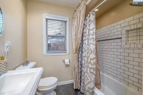Bath - 415 SE Water St, Pullman, WA 99163 photo 2 of 3