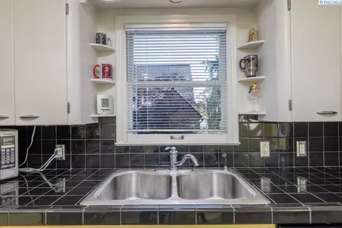 Kitchen - 415 SE Water St, Pullman, WA 99163 photo 3 of 4