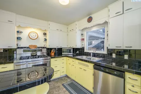 Kitchen - 415 SE Water St, Pullman, WA 99163 photo 2 of 4