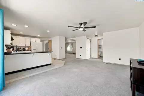 Living - 4617 Muris Ln, Pasco, WA 99301 photo 5 of 6