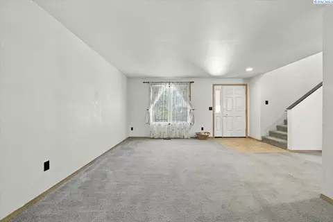 Living - 4617 Muris Ln, Pasco, WA 99301 photo 2 of 6