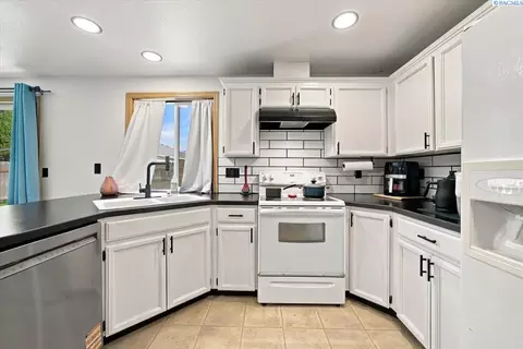 Kitchen - 4617 Muris Ln, Pasco, WA 99301 photo 1 of 3
