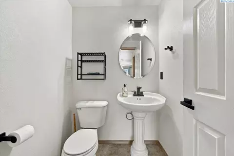 Bath - 4617 Muris Ln, Pasco, WA 99301 photo 1 of 3