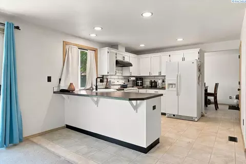 Kitchen - 4617 Muris Ln, Pasco, WA 99301 photo 2 of 3
