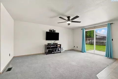 Living - 4617 Muris Ln, Pasco, WA 99301 photo 3 of 6