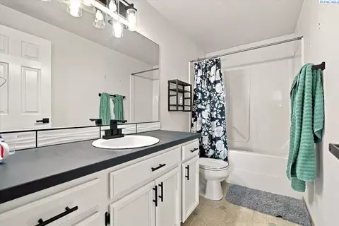 Bath - 4617 Muris Ln, Pasco, WA 99301 photo 2 of 3