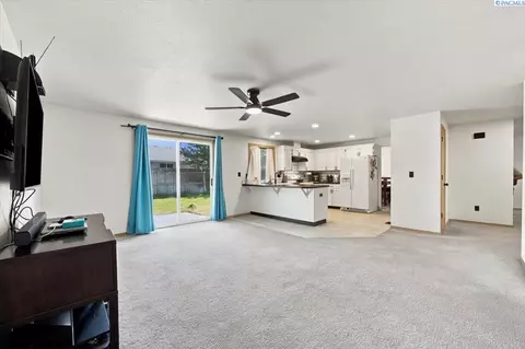 Living - 4617 Muris Ln, Pasco, WA 99301 photo 4 of 6