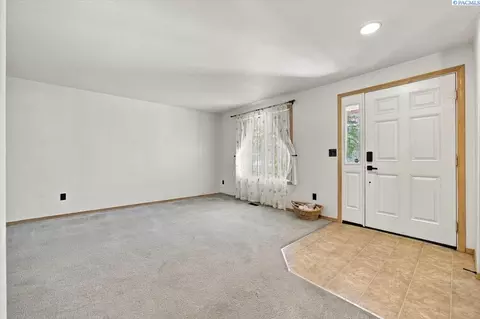 Entry Way - 4617 Muris Ln, Pasco, WA 99301 photo 1 of 2