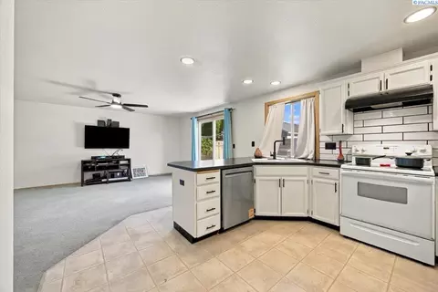 Kitchen - 4617 Muris Ln, Pasco, WA 99301 photo 3 of 3
