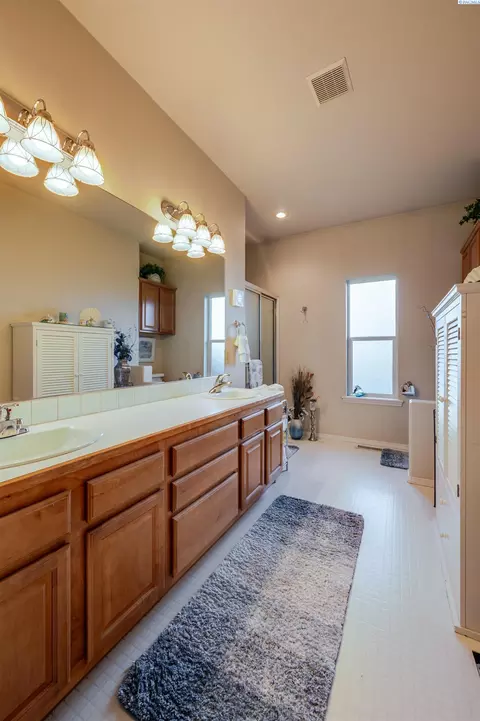 Bath - 4425 W Riverhaven St, Pasco, WA 99301 photo 2 of 2