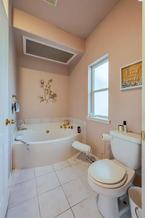 Bath - 4425 W Riverhaven St, Pasco, WA 99301 photo 1 of 2