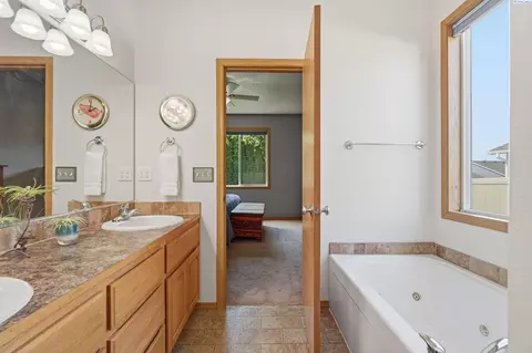 Bath - 5504 Coolidge Ct, Pasco, WA 99301 photo 3 of 4