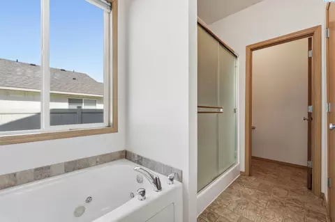 Bath - 5504 Coolidge Ct, Pasco, WA 99301 photo 2 of 4