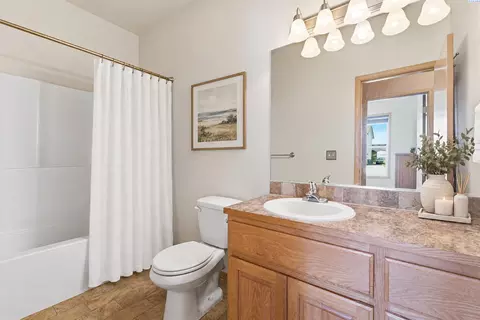 Bath - 5504 Coolidge Ct, Pasco, WA 99301 photo 4 of 4