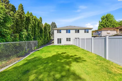 714 W 13th St, Benton City, WA 99320